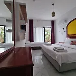 Sunset Boutique & 3*